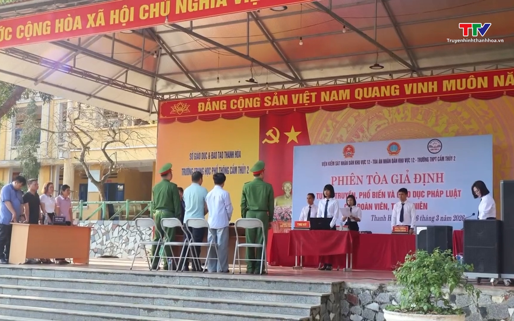Phi&ecirc;n t&ograve;a giả định tuy&ecirc;n truyền ph&aacute;p luật cho học sinh