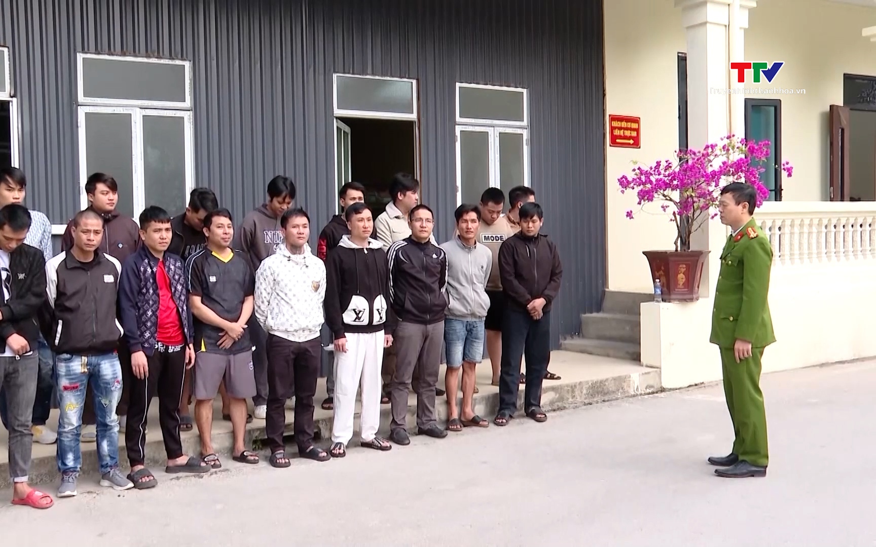 Phạt đến 50 triệu đồng nếu khai báo không trung thực về ngoại tệ, vàng khi xuất cảnh- Ảnh 1. Chủ động ngăn chặn xuất cảnh trái phép