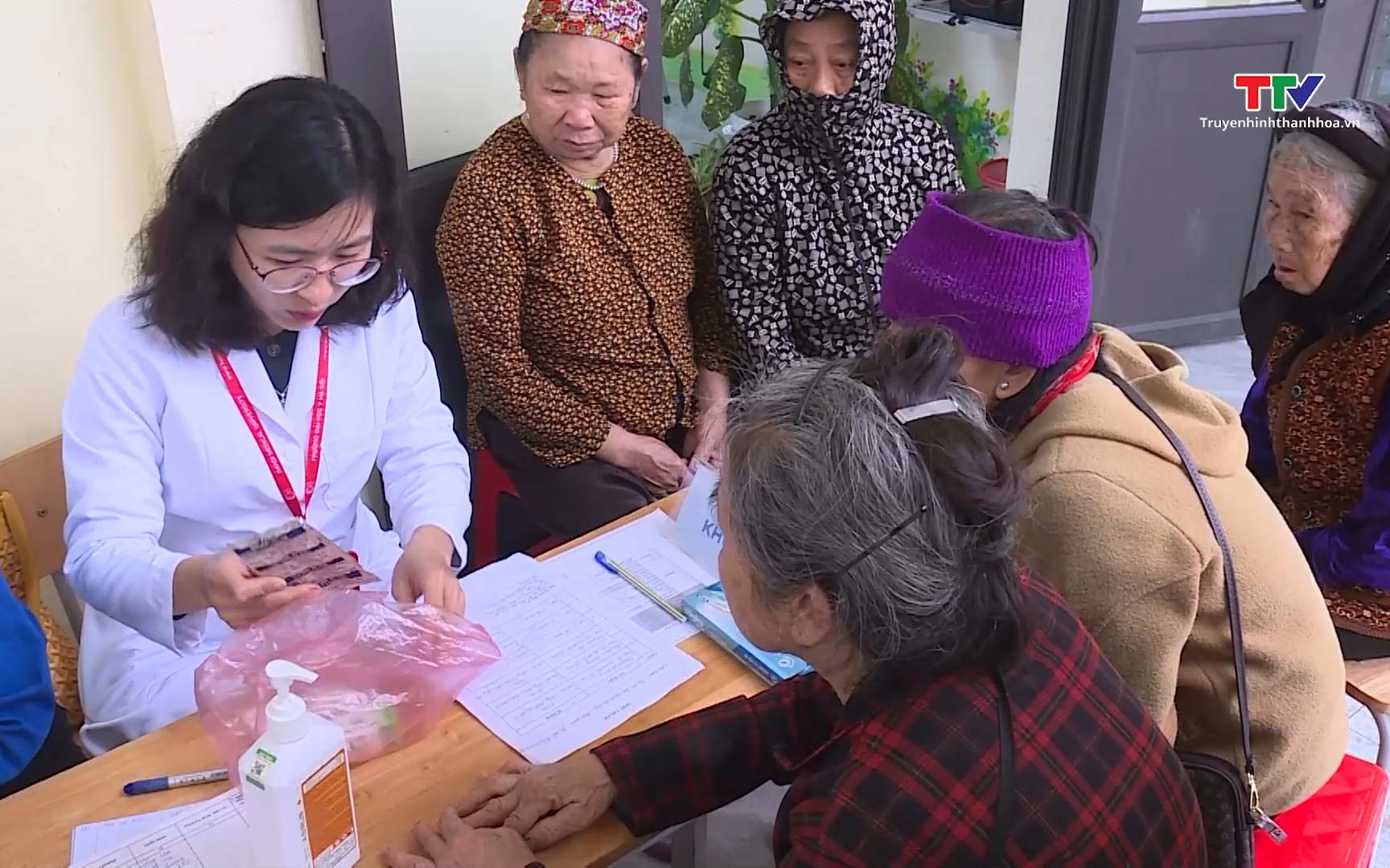 Kh&aacute;m bệnh, cấp ph&aacute;t thuốc cho người d&acirc;n x&atilde; An N&ocirc;ng