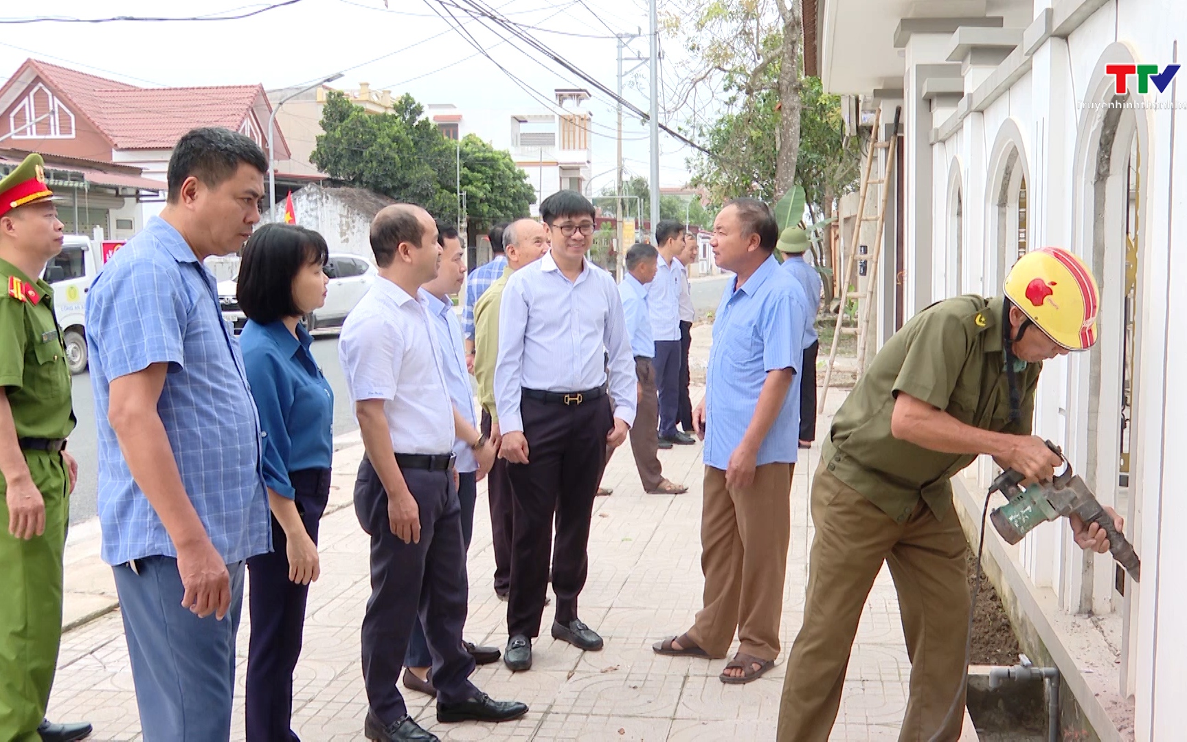Xã Thiệu Quang đẩy mạnh quy hoạch, đầu tư hạ tầng đô thị- Ảnh 1. Nhiều hộ dân xã Thiệu Quang hiến đất, mở rộng vỉa hè tỉnh lộ 516C