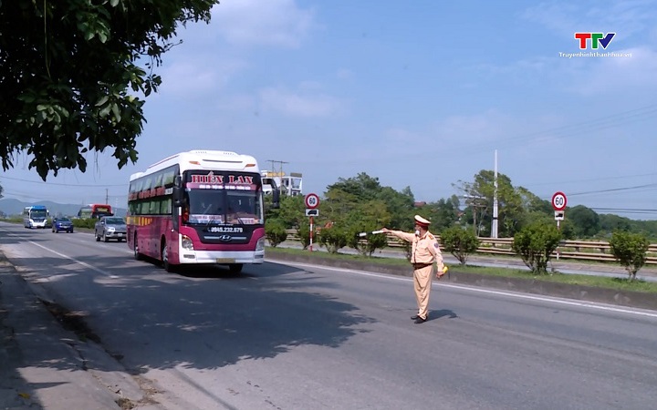 Siết quản l&yacute; ph&ugrave; hiệu, xử l&yacute; nghi&ecirc;m xe vận tải 