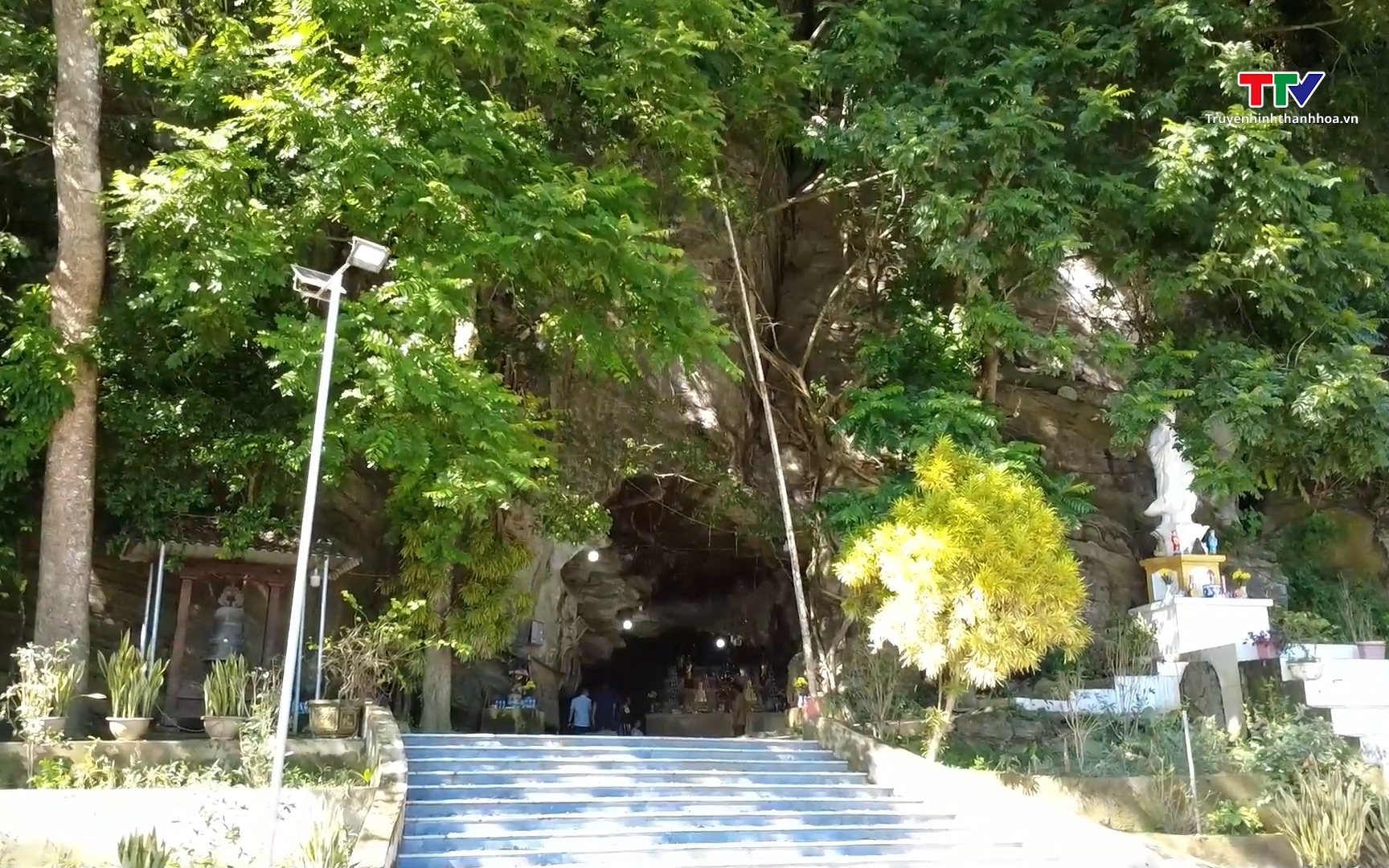 Độc đ&aacute;o ng&ocirc;i ch&ugrave;a trong hang đ&aacute;