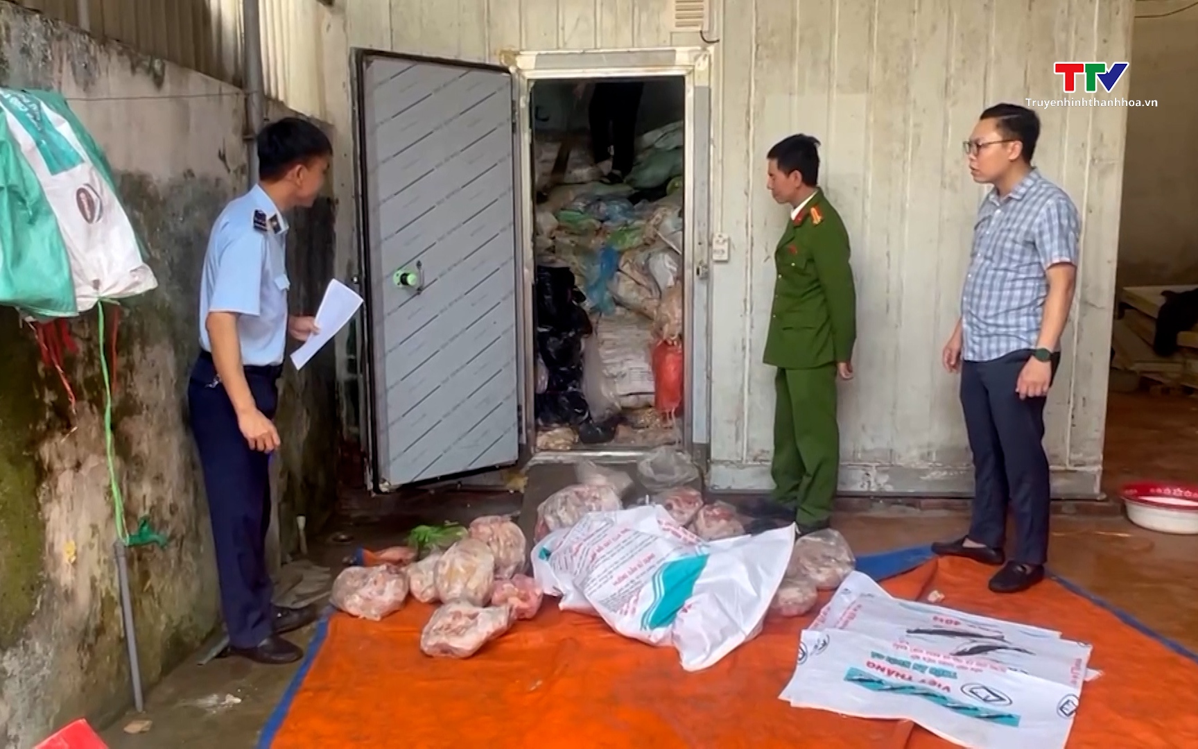 Thu giữ 4 tấn thực phẩm &ldquo;bẩn&rdquo;, chuy&ecirc;n phục vụ qu&aacute;n nhậu vỉa h&egrave;