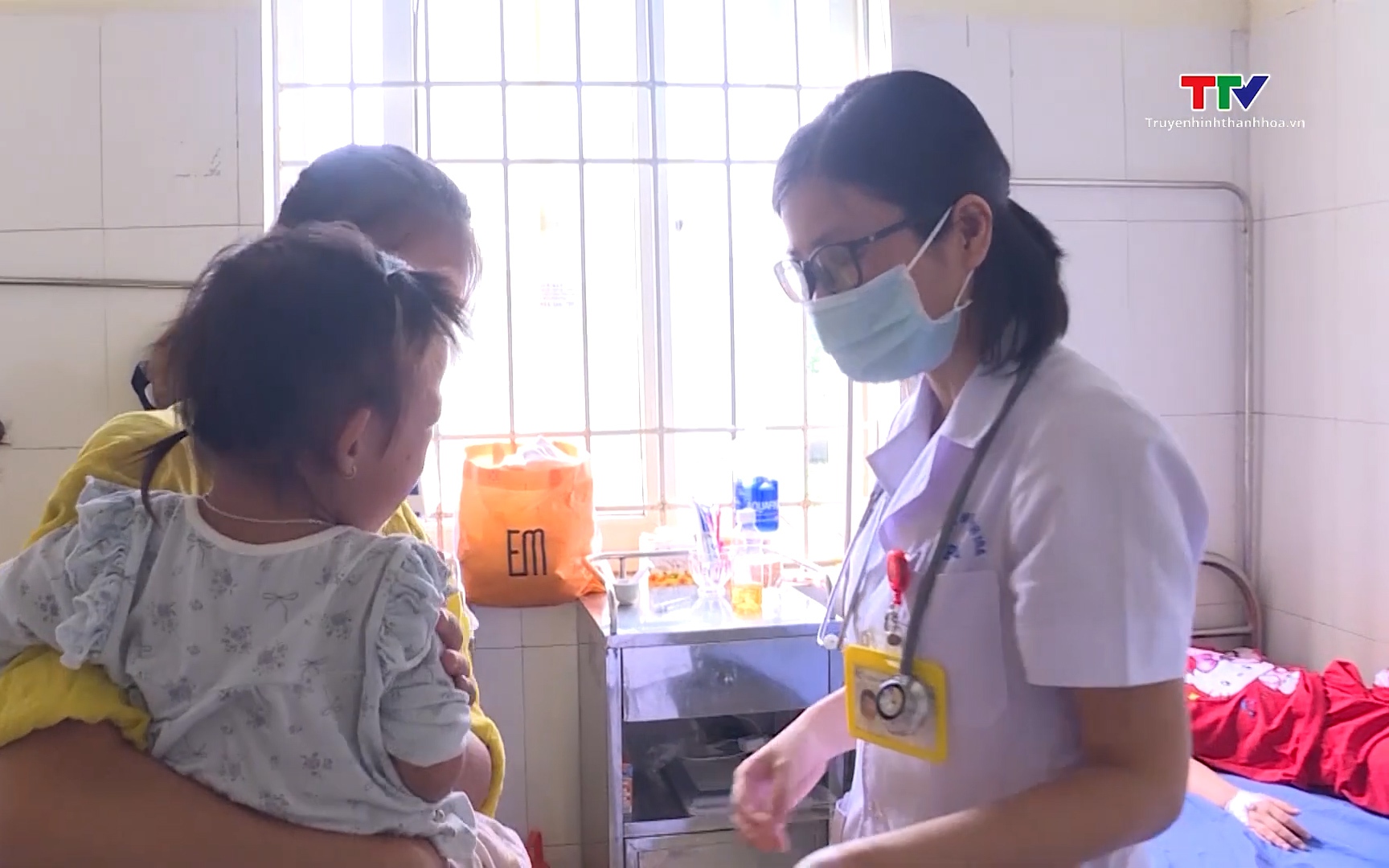 Bộ Y tế y&ecirc;u cầu siết chặt điều trị v&agrave; kiểm so&aacute;t l&acirc;y nhiễm bệnh tay ch&acirc;n miệng