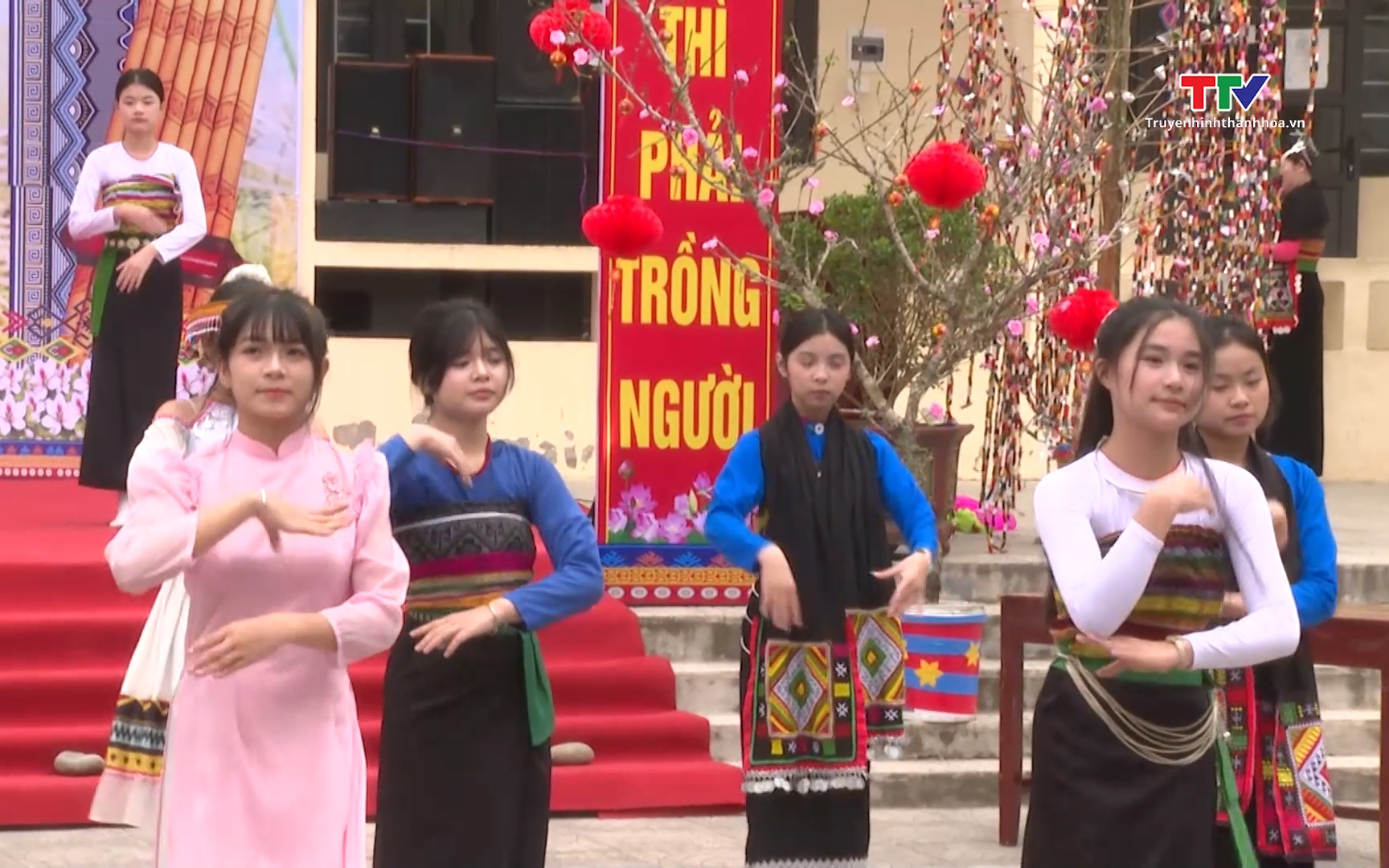Giữ hồn văn hóa dân tộc ở các trường Phổ thông Dân tộc nội trú- Ảnh 1. Trường Phổ thông Dân tộc Nội trú THCS Quan Sơn tổ chức Lễ hội Mùa xuân năm 2026