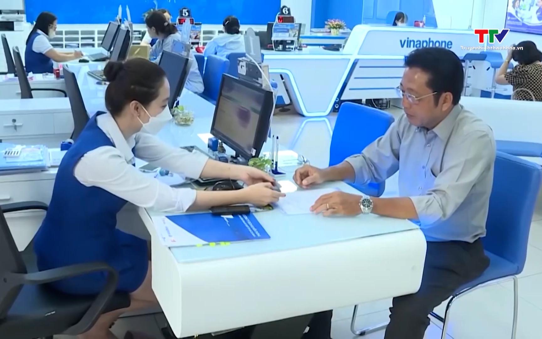 Bỏ thủ tục thu thập thông tin sinh trắc học về ADN, giọng nói- Ảnh 1. Từ 15/4, đổi thiết bị di động phải xác thực sinh trắc học