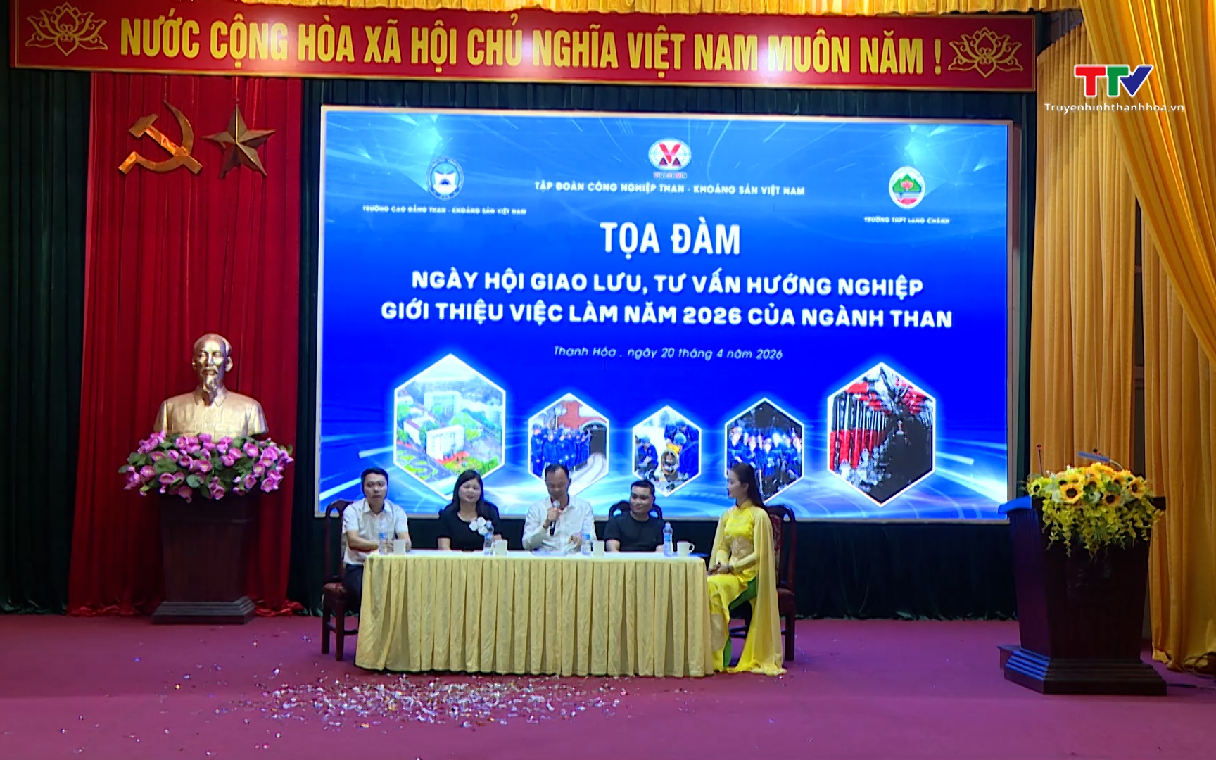 Tư vấn hướng nghiệp nghề mỏ hầm l&ograve; cho học sinh miền n&uacute;i