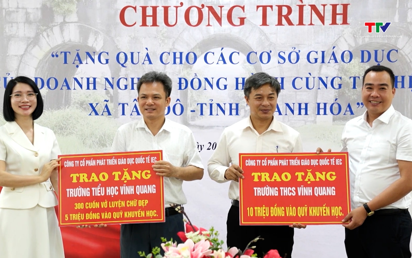 Trao tặng thiết bị, đồ d&ugrave;ng học tập cho học sinh x&atilde; T&acirc;y Đ&ocirc;
