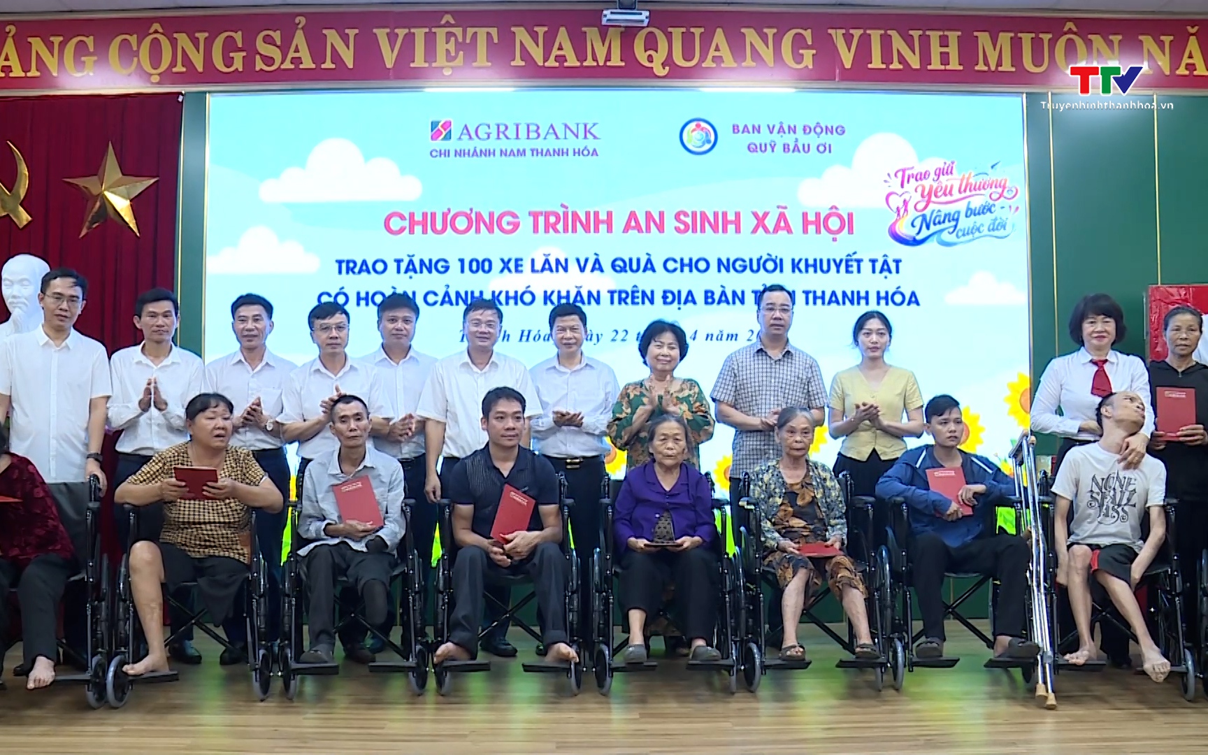 Agribank Nam Thanh H&oacute;a trao tặng 100 xe lăn cho người khuyết tật