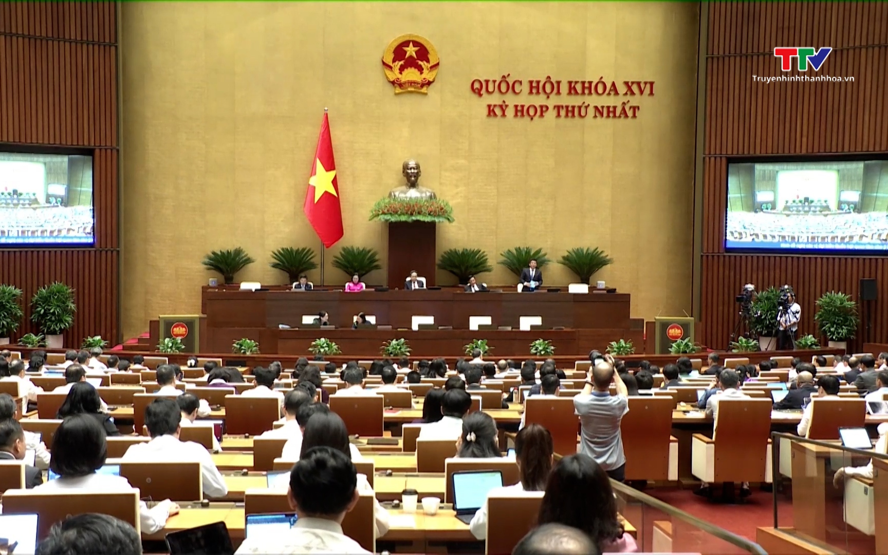 Quốc hội thảo luận, th&ocirc;ng qua c&aacute;c luật v&agrave; nghị quyết