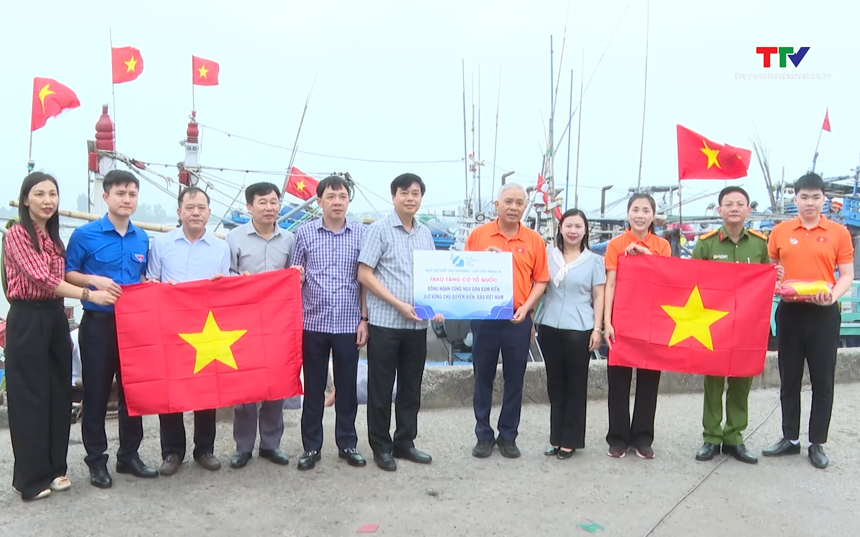 Trao 3.000 lá cờ tổ quốc cho ngư dân phường Sầm Sơn và xã Tiên Trang- Ảnh 1. Trao tặng cờ Tổ quốc cho ngư dân - lan tỏa tình yêu Tổ quốc