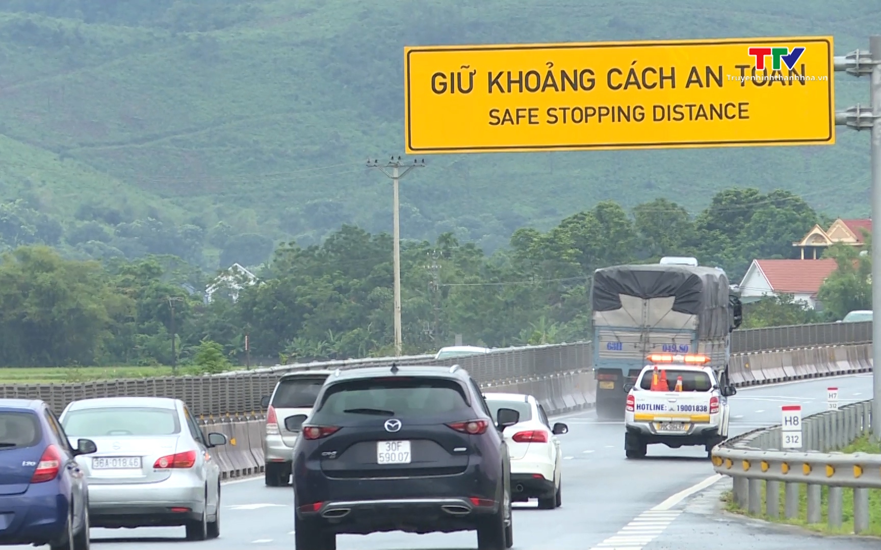 Cục Cảnh s&aacute;t giao th&ocirc;ng siết chặt kiểm so&aacute;t xe kh&aacute;ch tr&ecirc;n cao tốc
