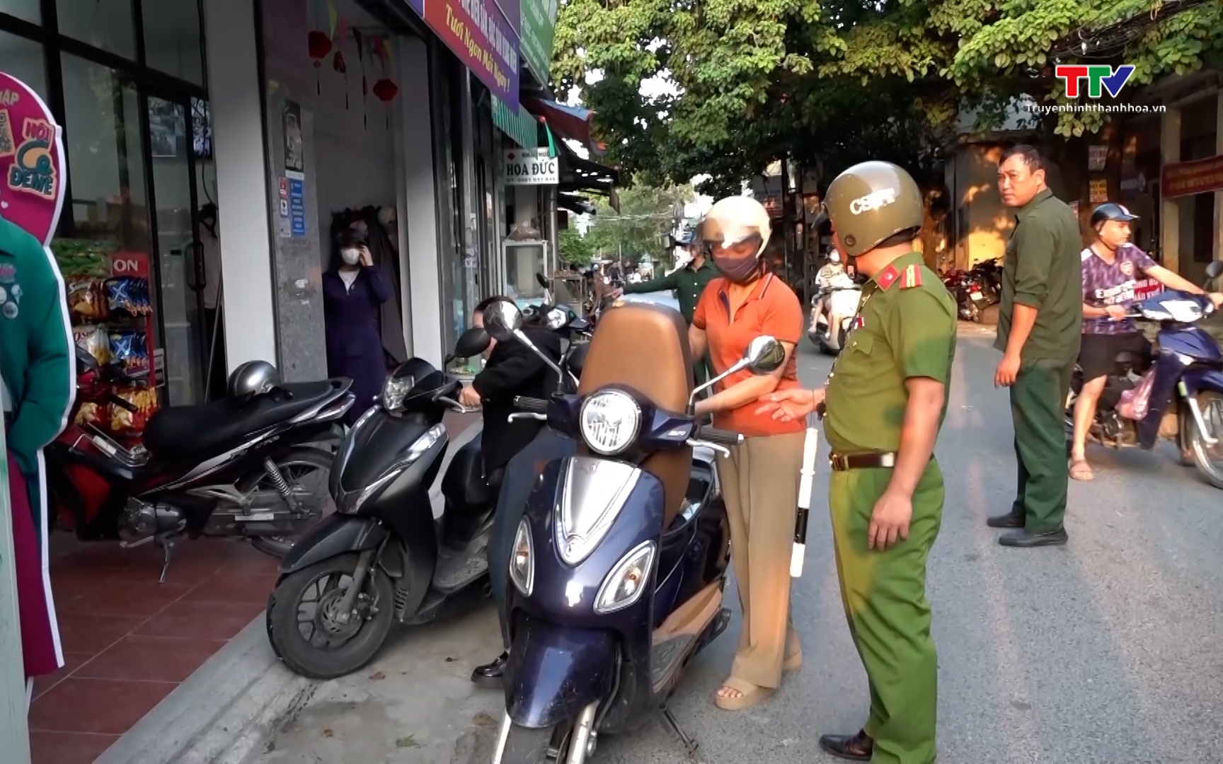 C&ocirc;ng an phường Đ&ocirc;ng Quang giải tỏa h&agrave;nh lang giao th&ocirc;ng