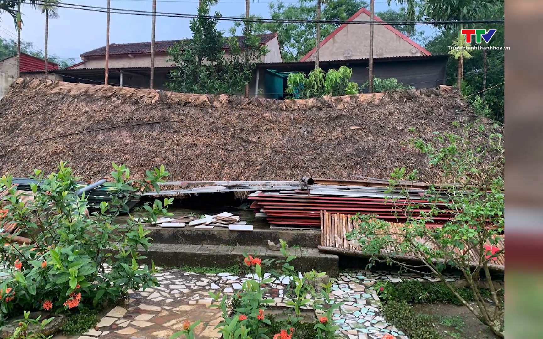 D&ocirc;ng lốc, mưa g&acirc;y thiệt hại về nh&agrave; ở, t&agrave;i sản v&agrave; sản xuất của người d&acirc;n
