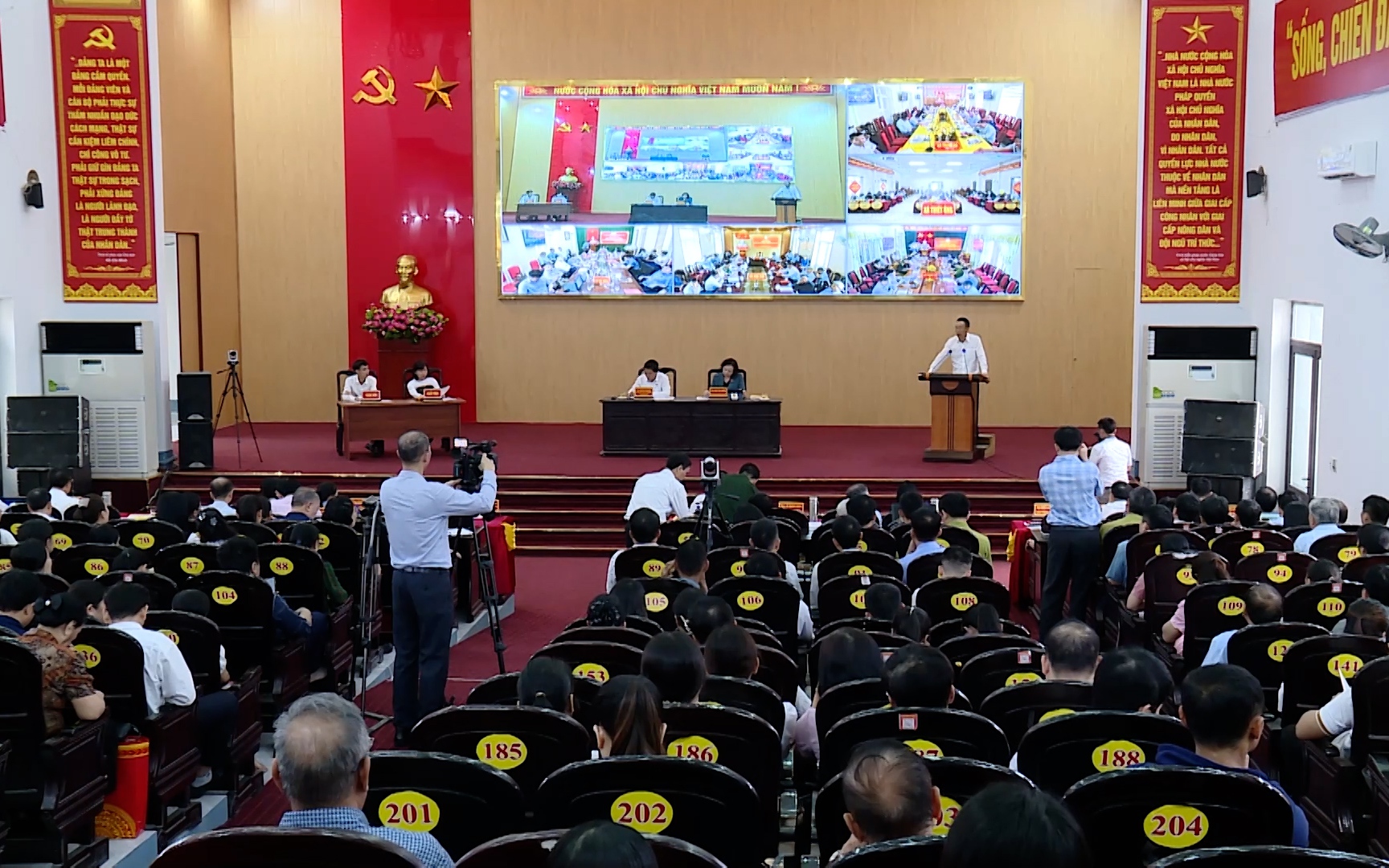 Ph&oacute; Chủ tịch Quốc hội Nguyễn Do&atilde;n Anh tiếp x&uacute;c cử tri 44 x&atilde; tr&ecirc;n địa b&agrave;n tỉnh