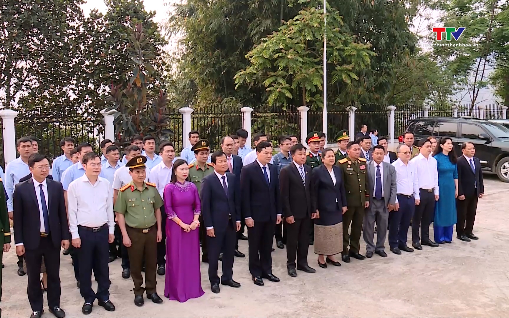 Đoàn đại biểu tỉnh Thanh Hóa dâng hương tưởng niệm Chủ tịch Hồ Chí Minh- Ảnh 1. Dâng hương tưởng nhớ các Anh hùng liệt sỹ Việt Nam hy sinh tại Lào