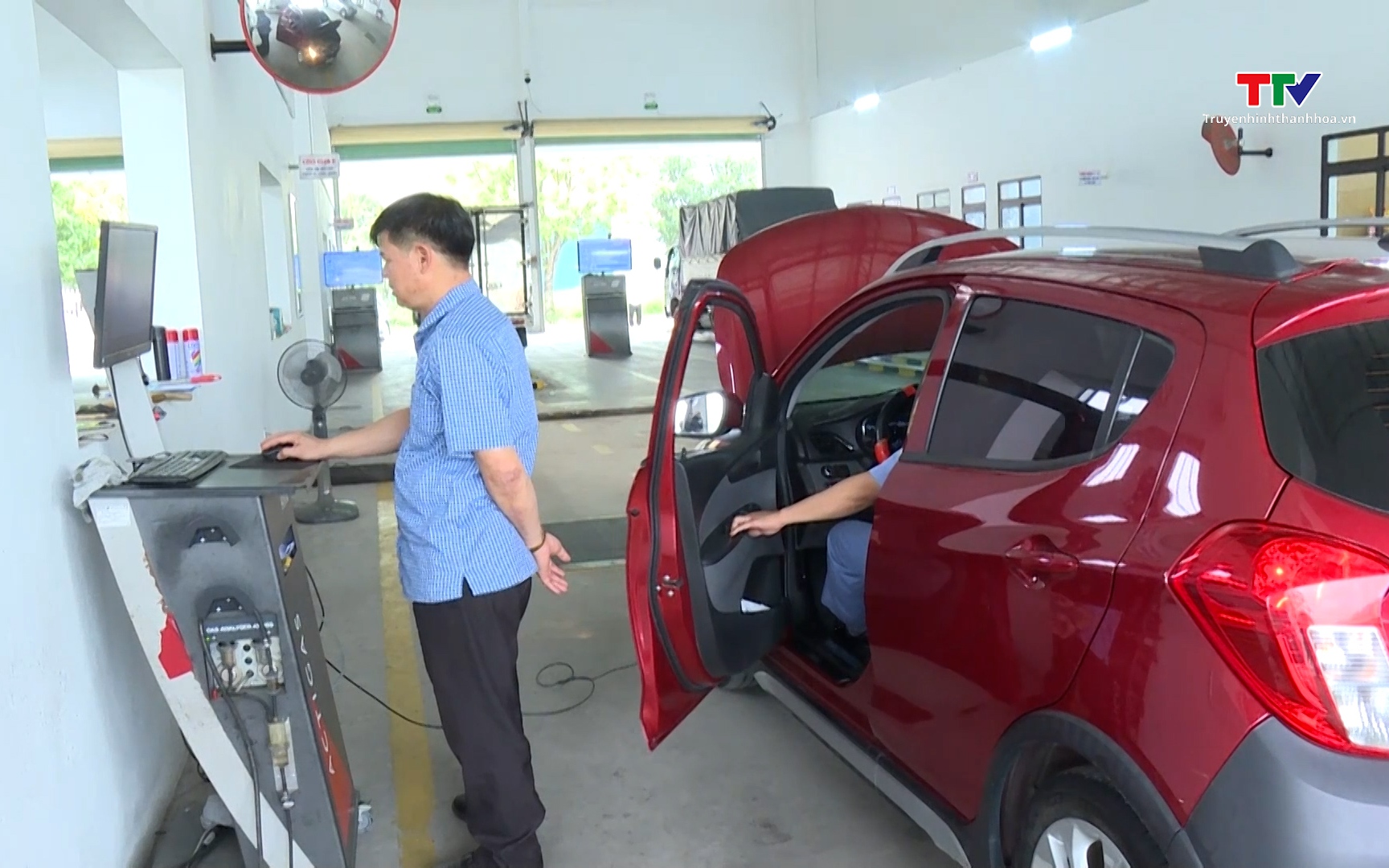 Bỏ d&aacute;n tem kiểm định tr&ecirc;n k&iacute;nh &ocirc;t&ocirc; từ năm 2027