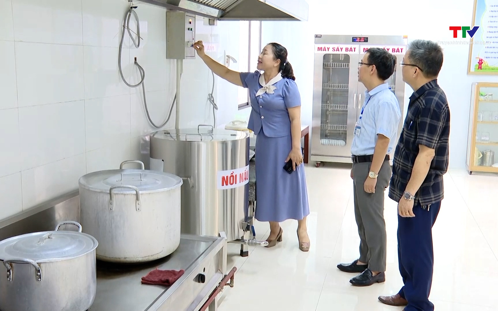 Tập trung thanh, kiểm tra thức ăn đường phố - Ảnh 1. Các trường học phải công khai đơn vị cung cấp thức ăn, thực phẩm