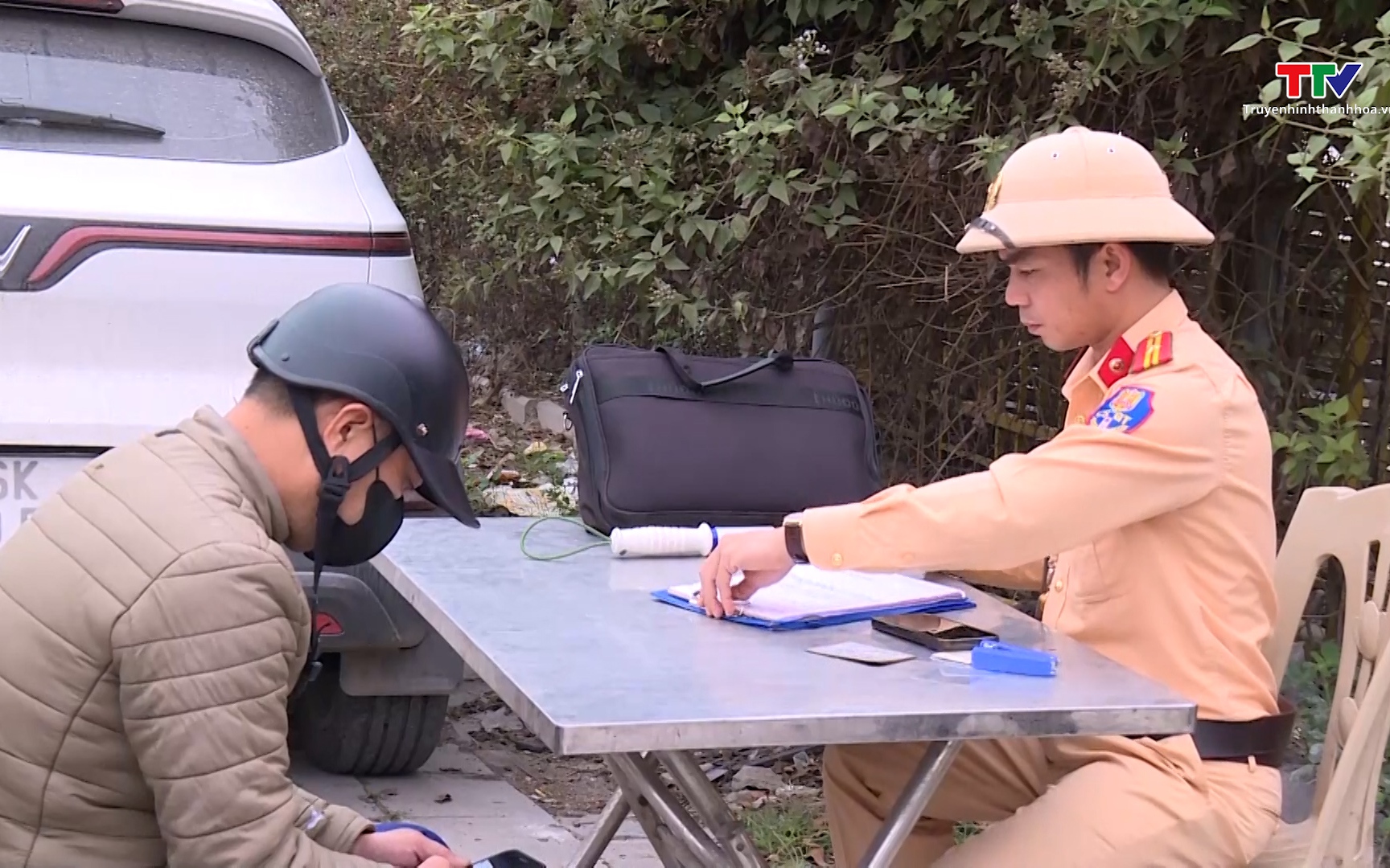 Xử l&yacute; 128 trường hợp vi phạm trật tự an to&agrave;n giao th&ocirc;ng đường sắt