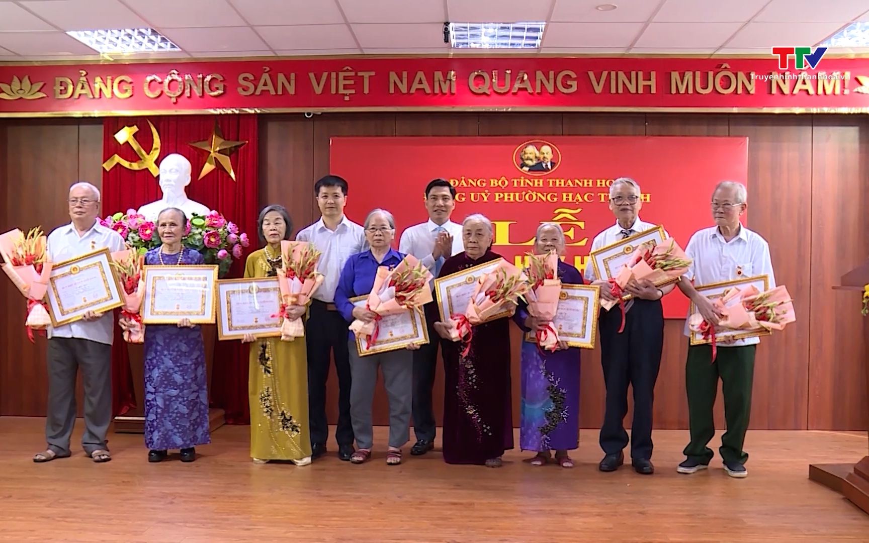 320 đảng vi&ecirc;n phường Hạc Th&agrave;nh nhận Huy hiệu Đảng đợt 3/2