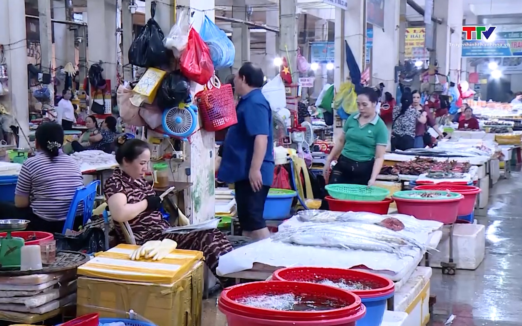 Thị trường h&agrave;ng h&oacute;a dịp lễ: Nguồn cung dồi d&agrave;o, gi&aacute; cơ bản ổn định