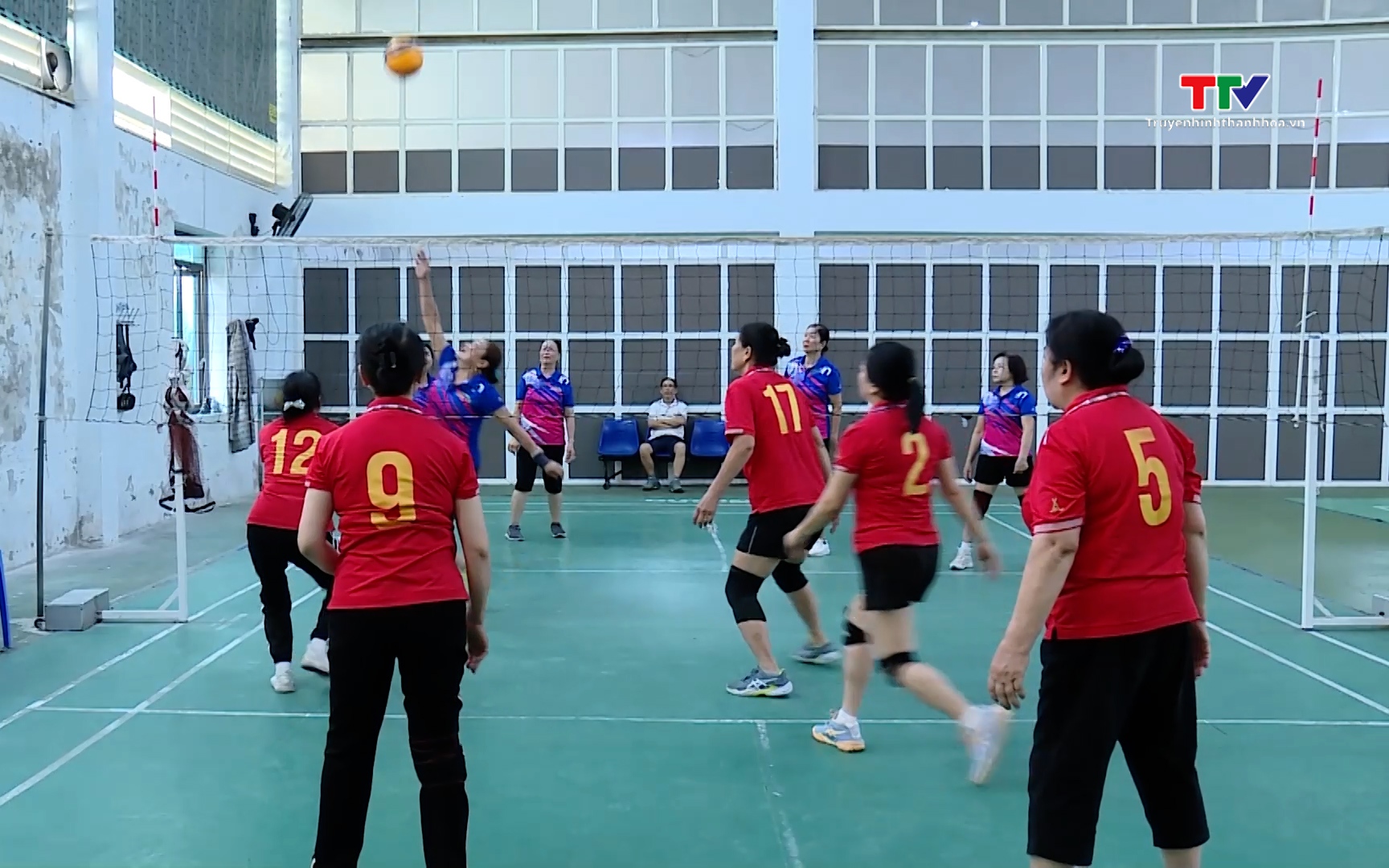 Xã Hà Trung tổ chức thành công giải thể thao chào mừng kỷ niệm 136 năm Ngày sinh Chủ tịch Hồ Chí Minh- Ảnh 1. Câu lạc bộ Hàm Rồng giao lưu thể thao nhân kỷ niệm 136 năm ngày sinh Chủ tịch Hồ Chí Minh
