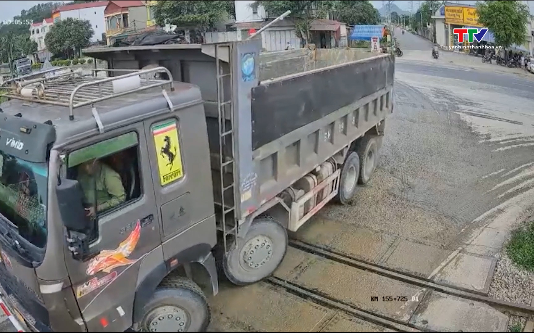 Vẫn còn tình trạng vi phạm tại các đường ngang đường sắt - Ảnh 1.