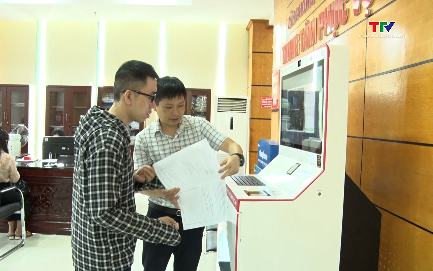 Công nghệ số mở lối cho hành chính công hiện đại- Ảnh 1. Kiosk thông minh: Giảm áp lực, tăng tiện ích trong Hành chính công