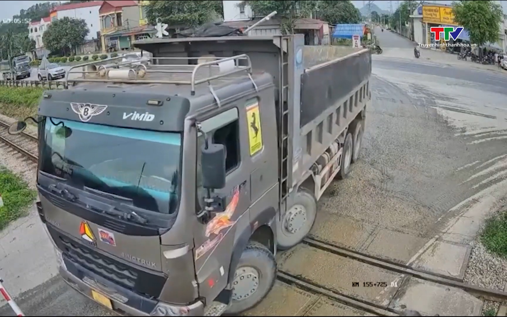 Phát hiện gần 60 trường hợp vi phạm trật tự giao thông đường sắt trong 1 ngày- Ảnh 1. Nâng cao mức phạt vi phạm giao thông đường sắt