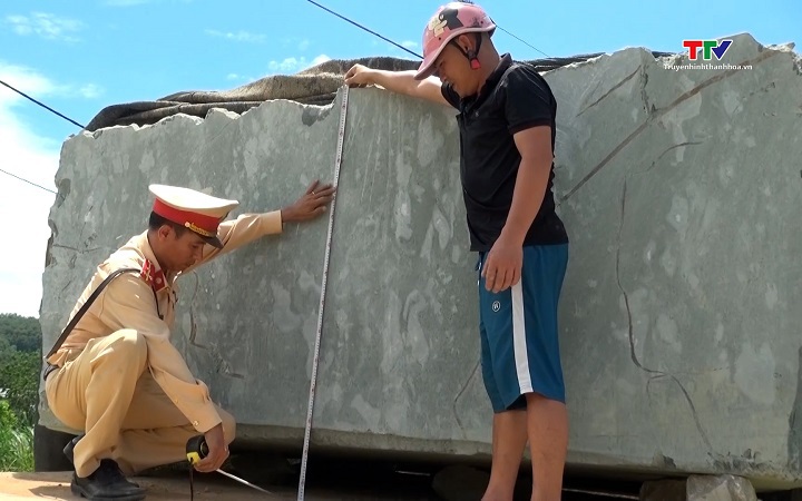 Phòng Cảnh sát giao thông xử lý nghiêm xe quá tải, cơi nới thành thùng- Ảnh 1. Xử lý nghiêm xe quá tải, cơi nới thành thùng