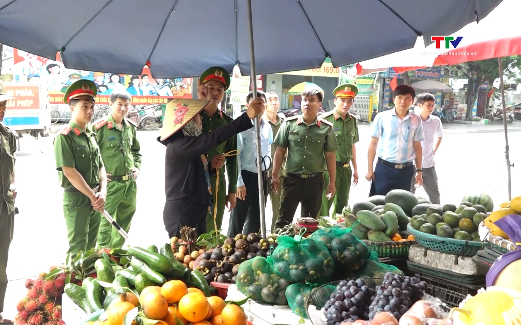 Ra quân cao điểm đảm bảo trật tự công cộng, trật tự an toàn giao thông- Ảnh 1. Các địa phương ra quân thiết lập lại trật tự công cộng, hành lang an toàn giao thông
