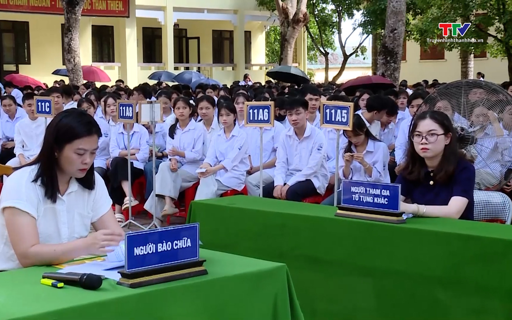“Phiên tòa giả định” – Hình thức tuyên truyền pháp luật hiệu quả- Ảnh 1. Tuyên truyền pháp luật cho học sinh bằng “Phiên tòa giả định”