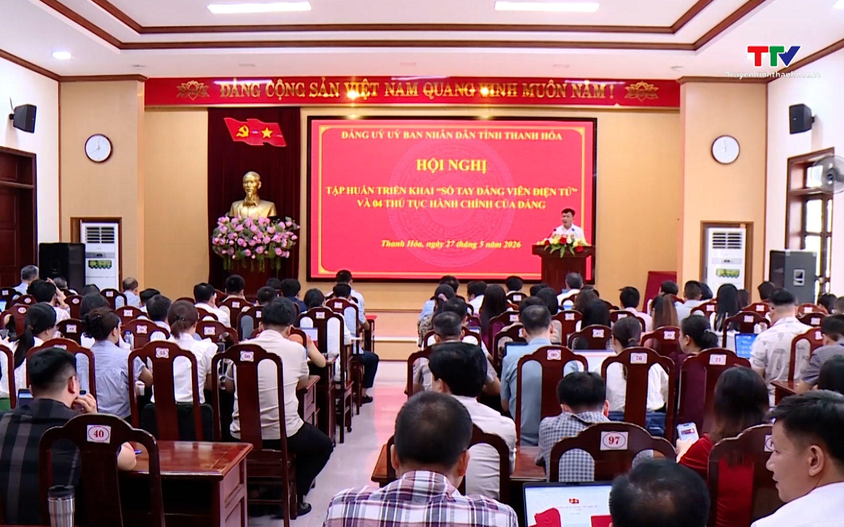 Lễ kết nạp Đảng học sinh lớp 12- Ảnh 1. Tập huấn triển khai “Sổ tay đảng viên điện tử”