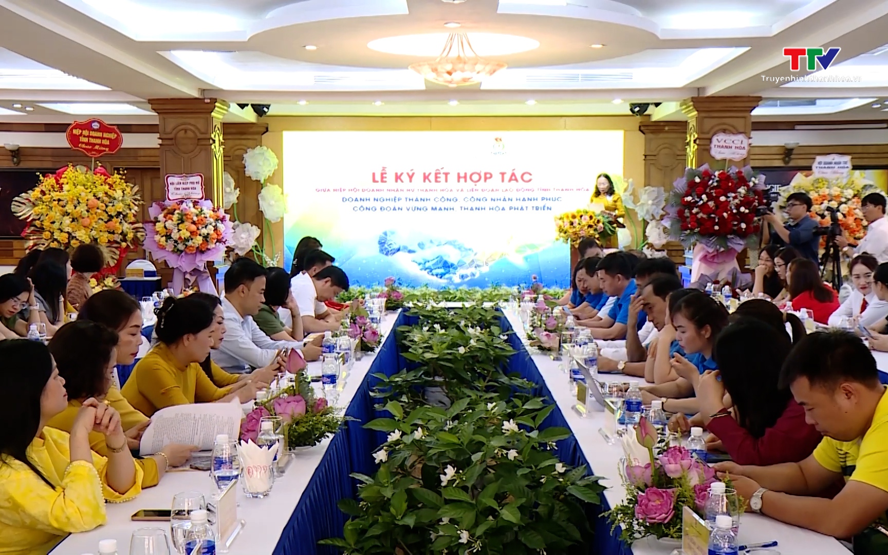 Phối hợp chăm lo cho người lao động v&agrave; ph&aacute;t triển doanh nghiệp