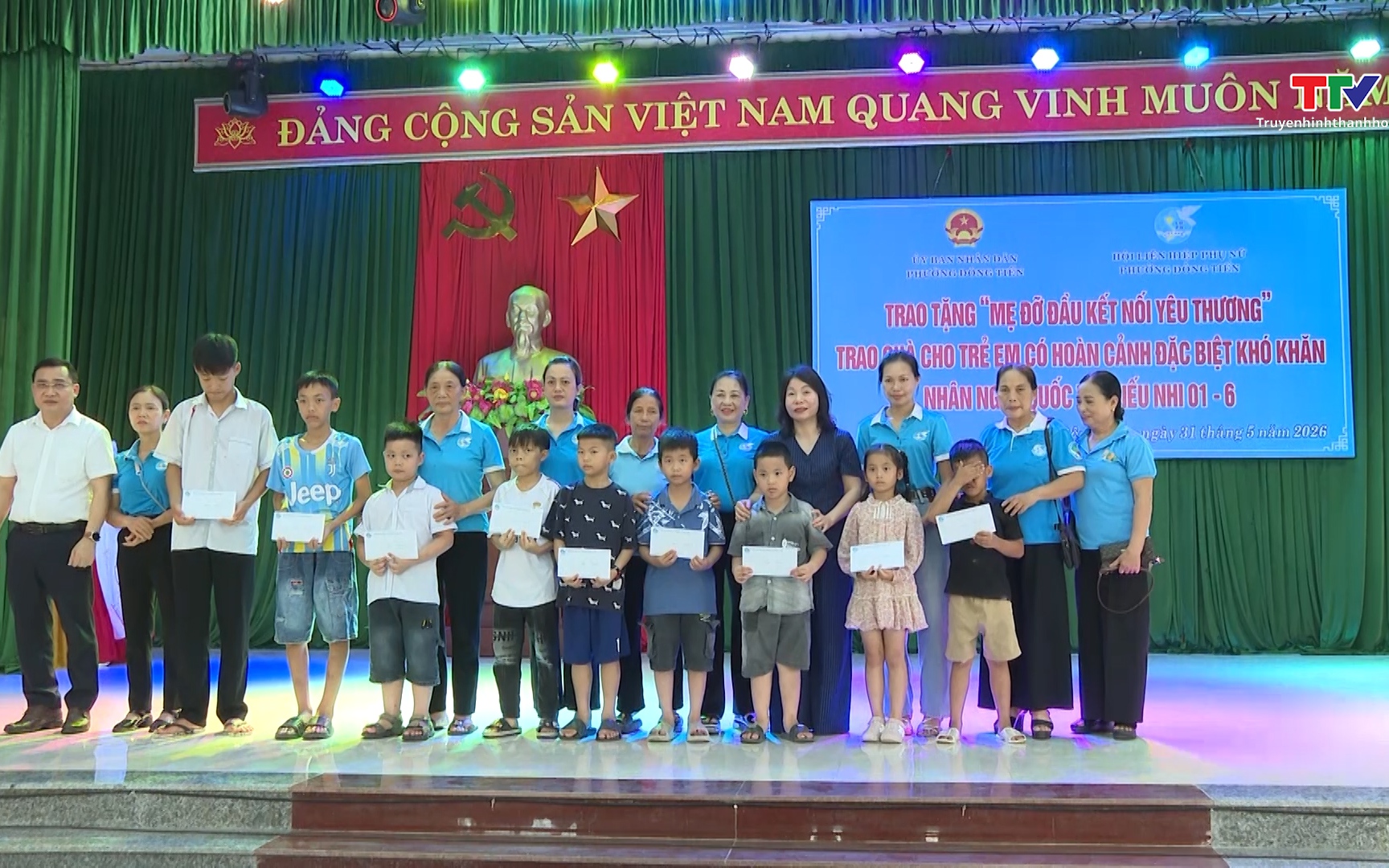 Đoàn thanh niên trao quà cho trẻ em Làng SOS Thanh Hóa- Ảnh 1. Phường Đông Tiến trao quà cho trẻ em có hoàn cảnh khó khăn