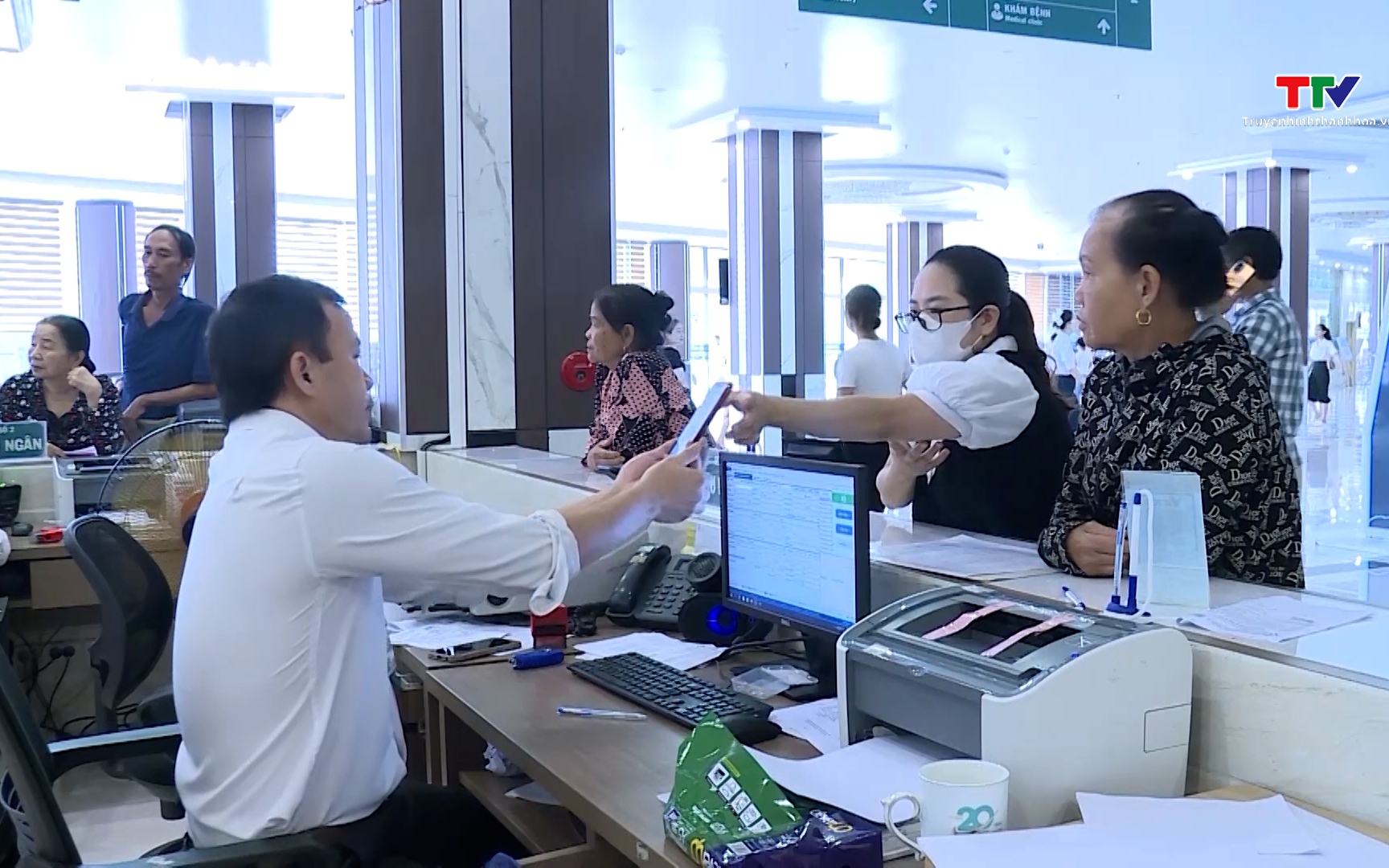 Tăng cường hiệu quả công tác chuyển đổi số trong khám chữa bệnh- Ảnh 1. Bộ Y tế thúc đẩy chuyển đổi số, hoàn thiện bệnh án và sổ sức khỏe điện tử