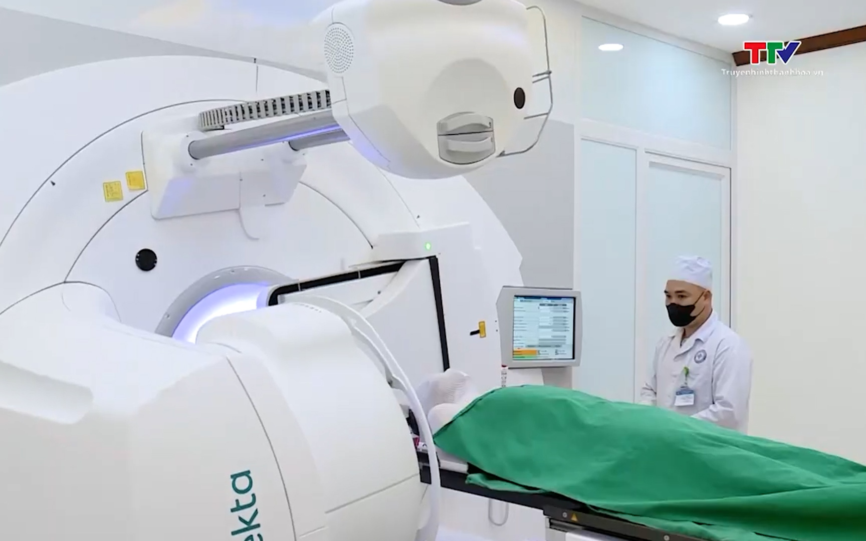 Trang thiết bị hiện đại đ&aacute;p ứng điều trị bệnh nh&acirc;n ung thư