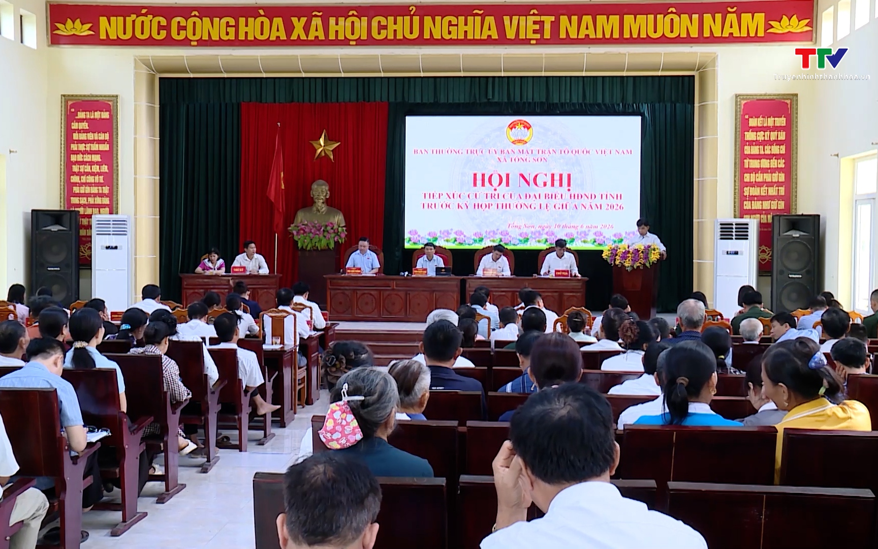 Đại biểu Hội đồng nh&acirc;n d&acirc;n tỉnh tiếp x&uacute;c cử tri đơn vị bầu cử số 22