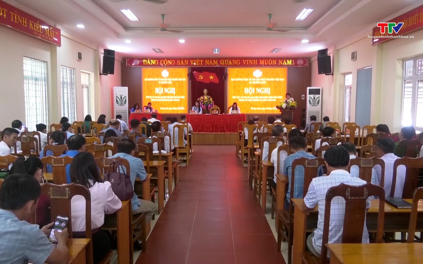 Đại biểu Hội đồng nh&acirc;n d&acirc;n tỉnh tiếp x&uacute;c cử tri đơn vị bầu cử số 9 