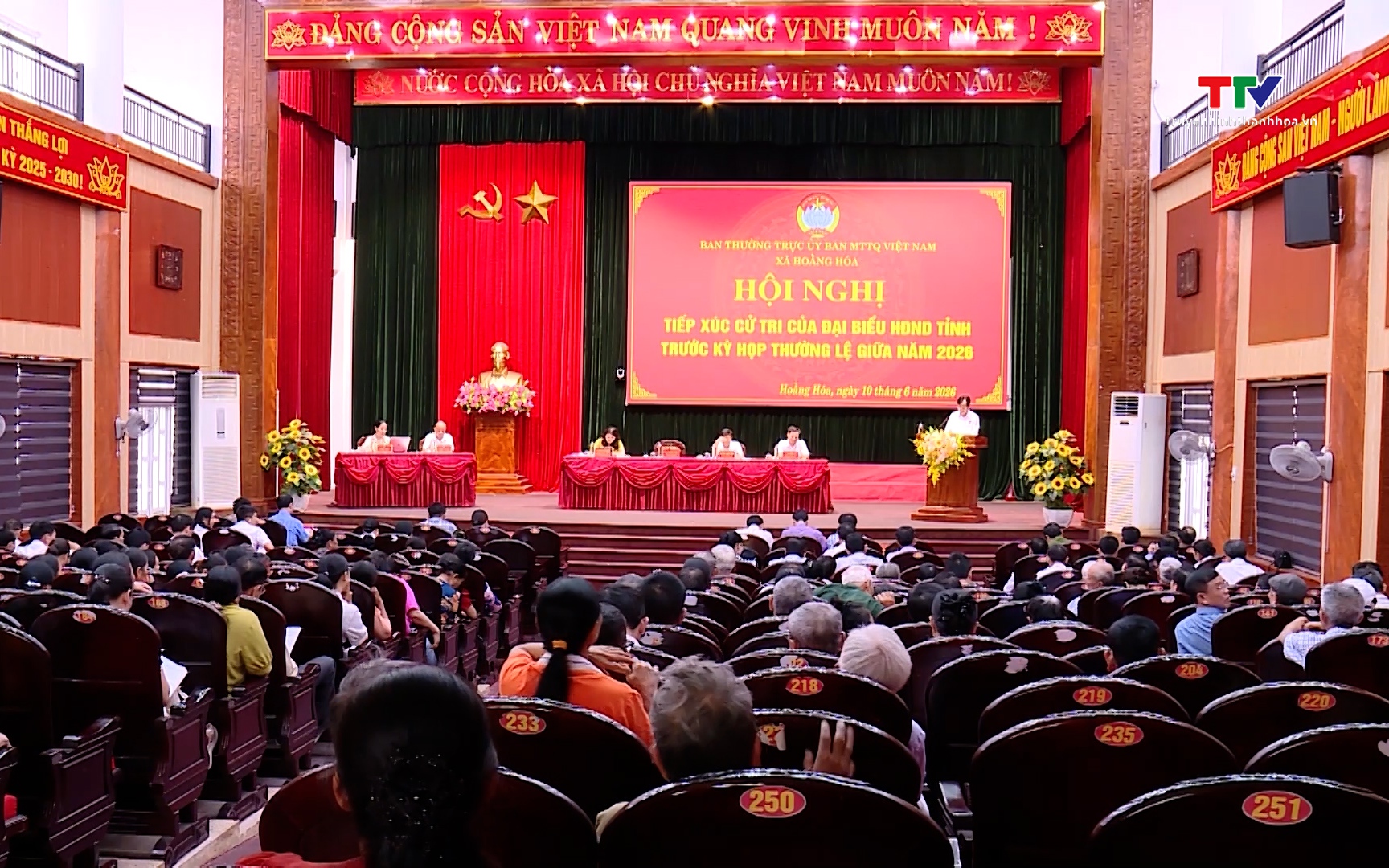 Đại biểu Hội đồng nh&acirc;n d&acirc;n tỉnh tiếp x&uacute;c cử tri tại đơn vị bầu cử số 19
