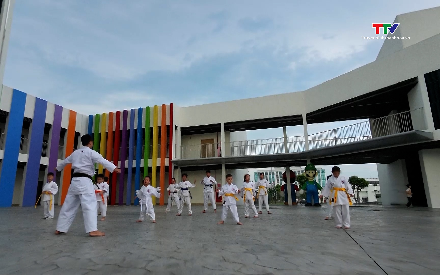 Bảo đảm quyền được đến trường của học sinh tr&ecirc;n địa b&agrave;n phường Hạc Th&agrave;nh - Ảnh 1.