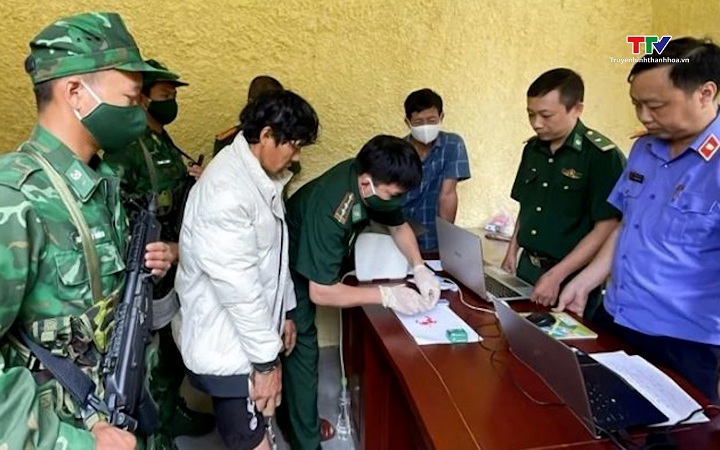 Bắt giữ đối tượng mang s&uacute;ng, bu&ocirc;n ma t&uacute;y ở Cần Thơ - Ảnh 1.
