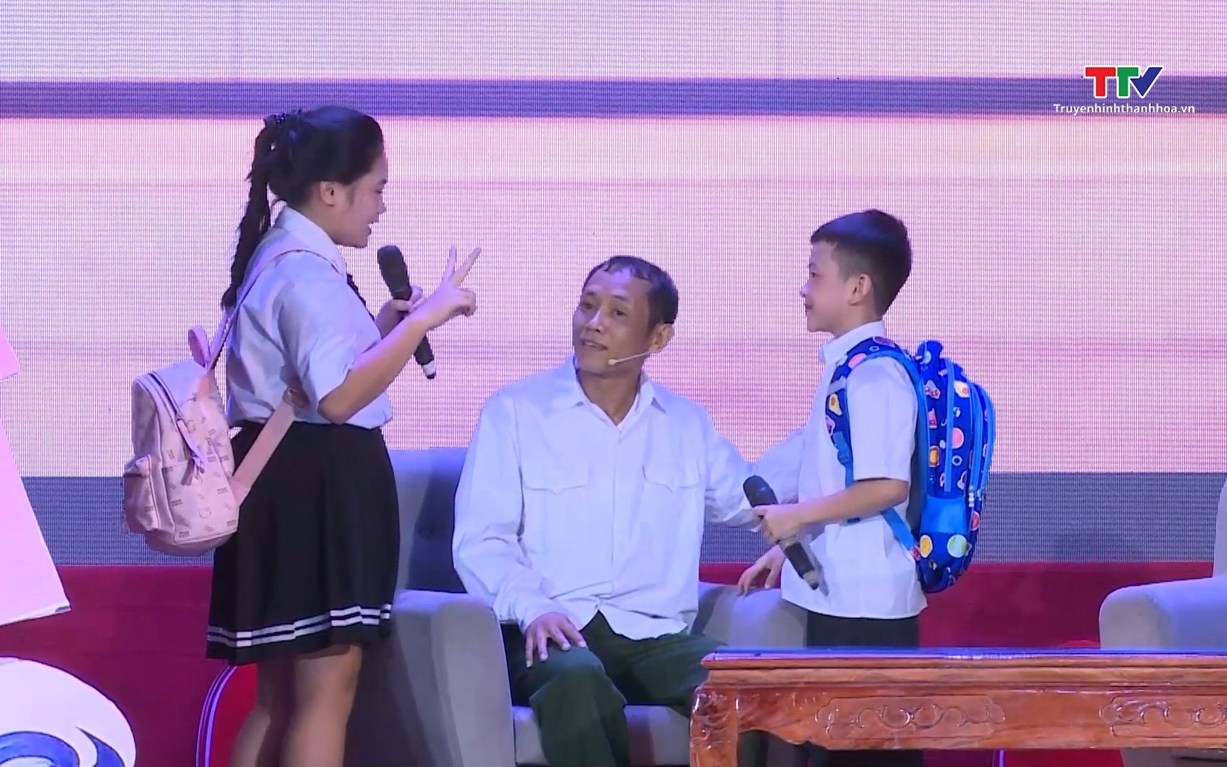 Gia đình hạnh phúc bắt đầu từ sự yêu thương và sẻ chia - Ảnh 1.