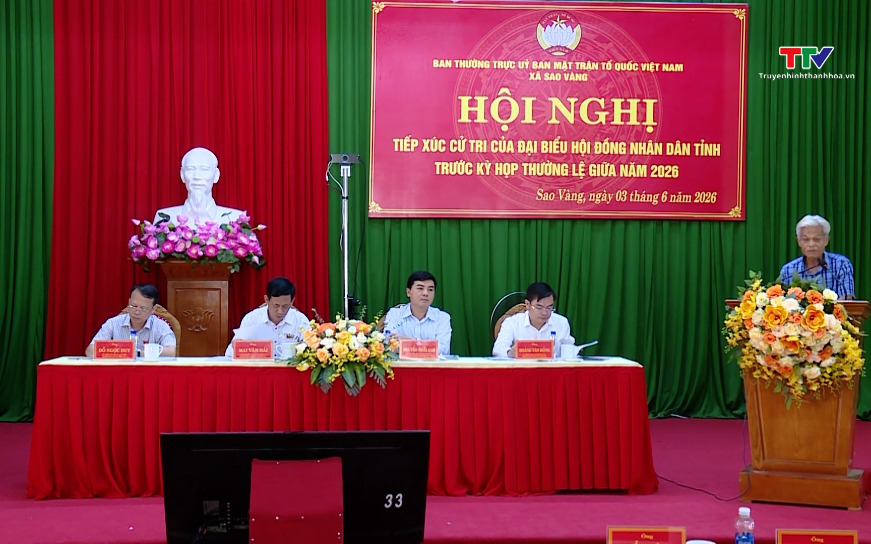 Chủ tịch UBND tỉnh v&agrave; c&aacute;c đại biểu Hội đồng nh&acirc;n d&acirc;n tỉnh tiếp x&uacute;c cử tri