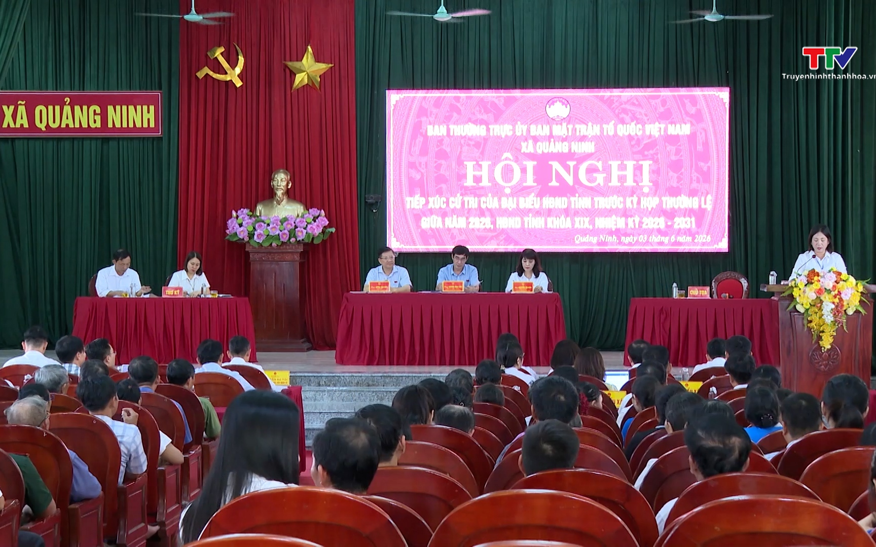 Đại biểu Hội đồng nh&acirc;n d&acirc;n tỉnh tiếp x&uacute;c cử tri x&atilde; Quảng Ninh