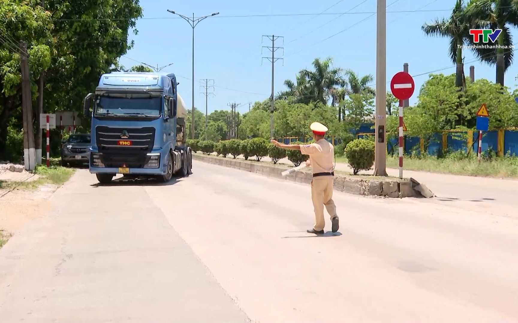Xây dựng Công an phường Bỉm Sơn điển hình, kiểu mẫu- Ảnh 1. Tăng cường kiểm soát tải trọng phương tiện tại phường Bỉm Sơn