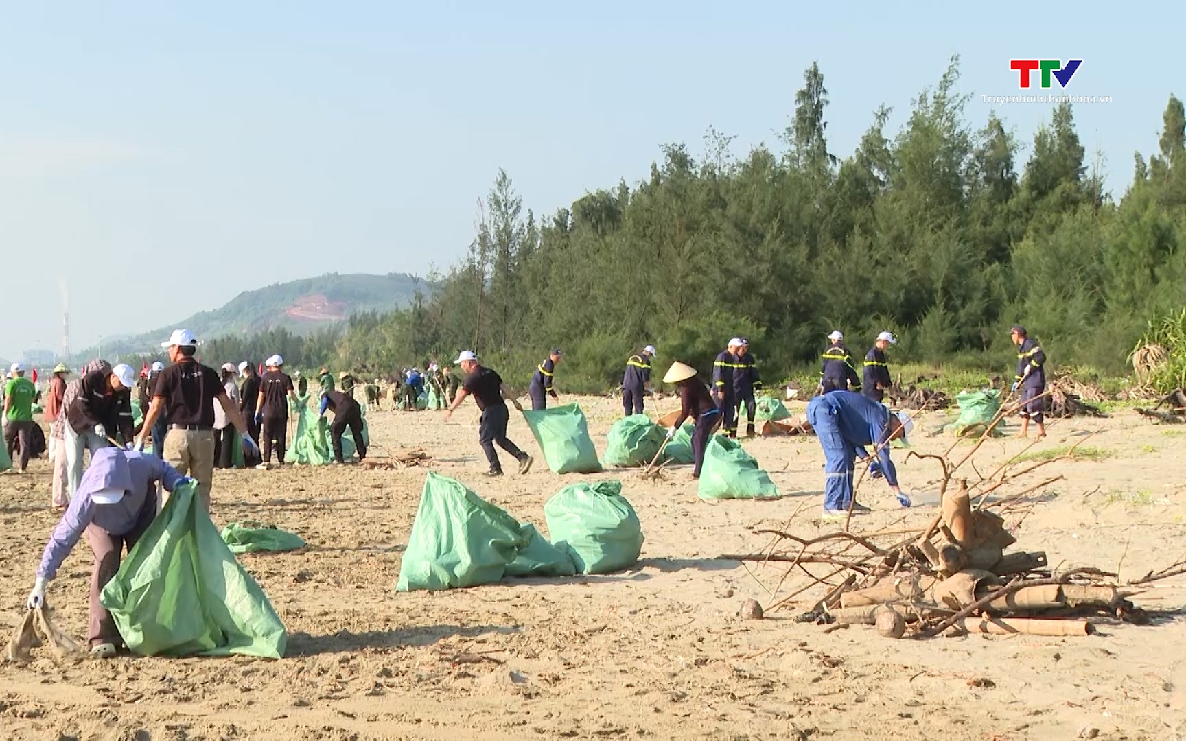 Đảm bảo an toàn cho mùa du lịch biển- Ảnh 1. Đồng hành làm sạch biển