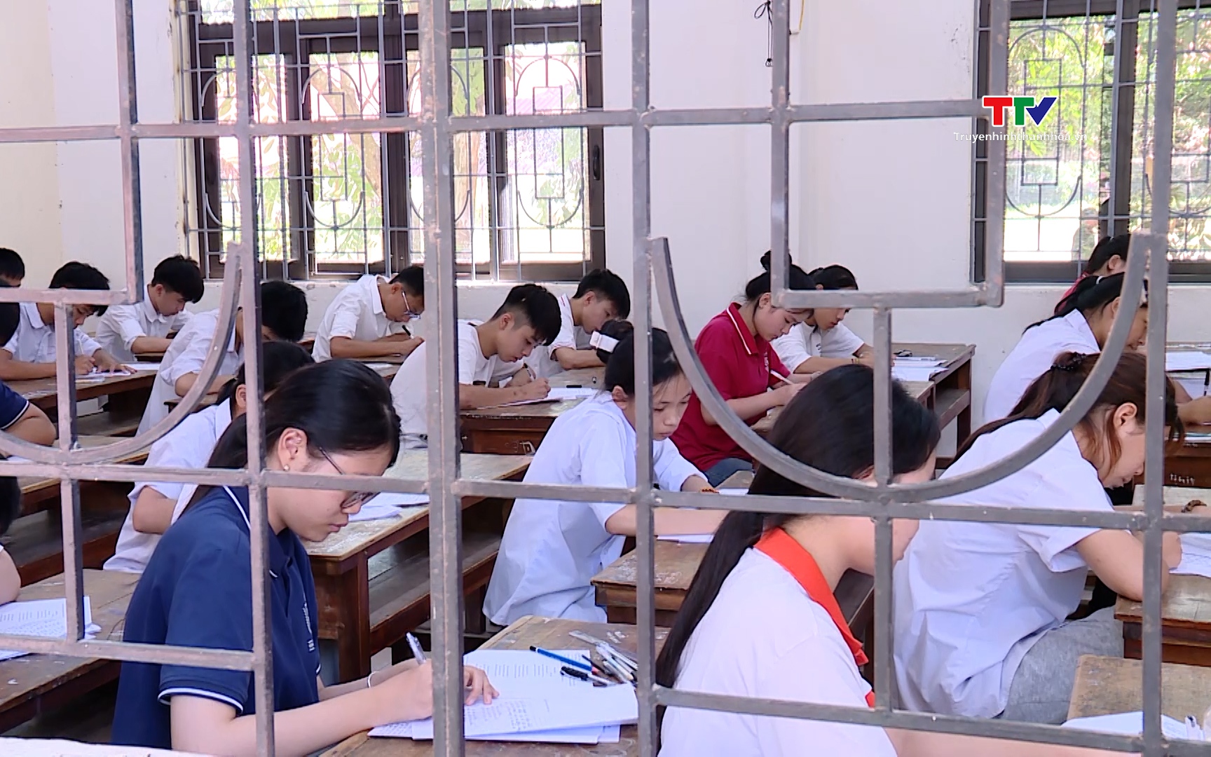 Ng&agrave;y đầu ti&ecirc;n Kỳ thi tuyển sinh v&agrave;o lớp 10 THPT diễn ra an to&agrave;n, nghi&ecirc;m t&uacute;c