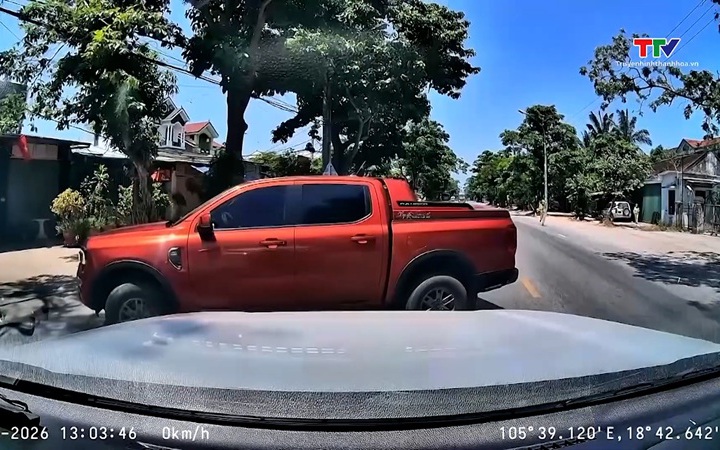 Xử phạt hơn 81 triệu đồng nhóm thanh thiếu niên tụ tập, gây rối- Ảnh 1. Xử phạt tài xế bán tải 'quay xe' khi gặp Cảnh sát giao thông