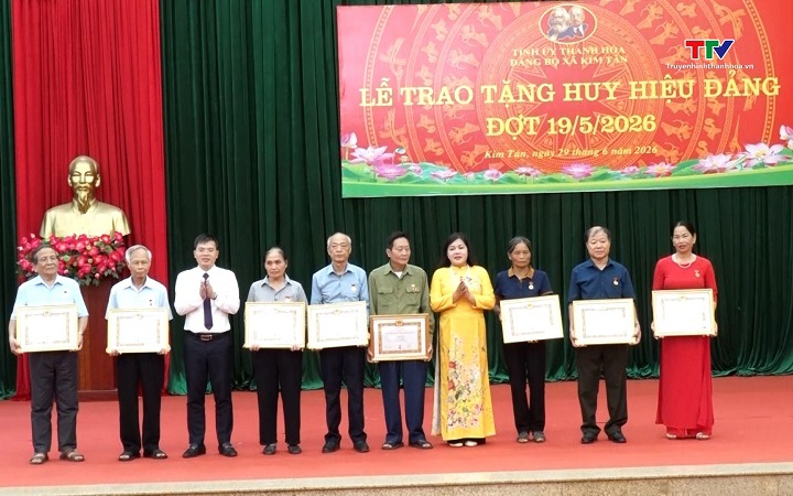 Đảng ủy xã Quảng Bình trao tặng huy hiệu Đảng cho 56 đảng viên - Ảnh 1.